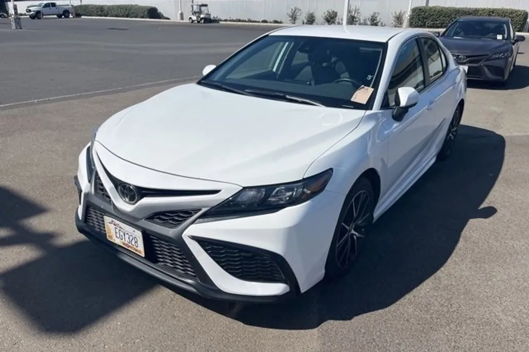 2024 Toyota Camry SE photo 1