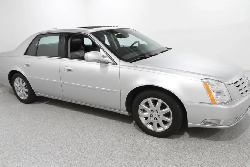 2010 Cadillac DTS Premium photo 1