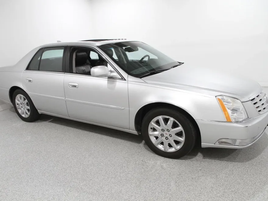 2010 Cadillac DTS Premium photo 1