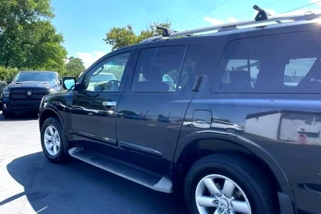 2011 Nissan Armada SV photo 1