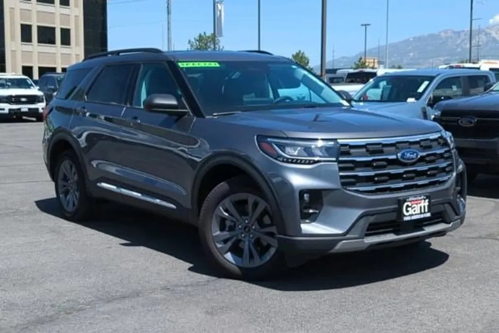 2025 Ford Explorer photo 1