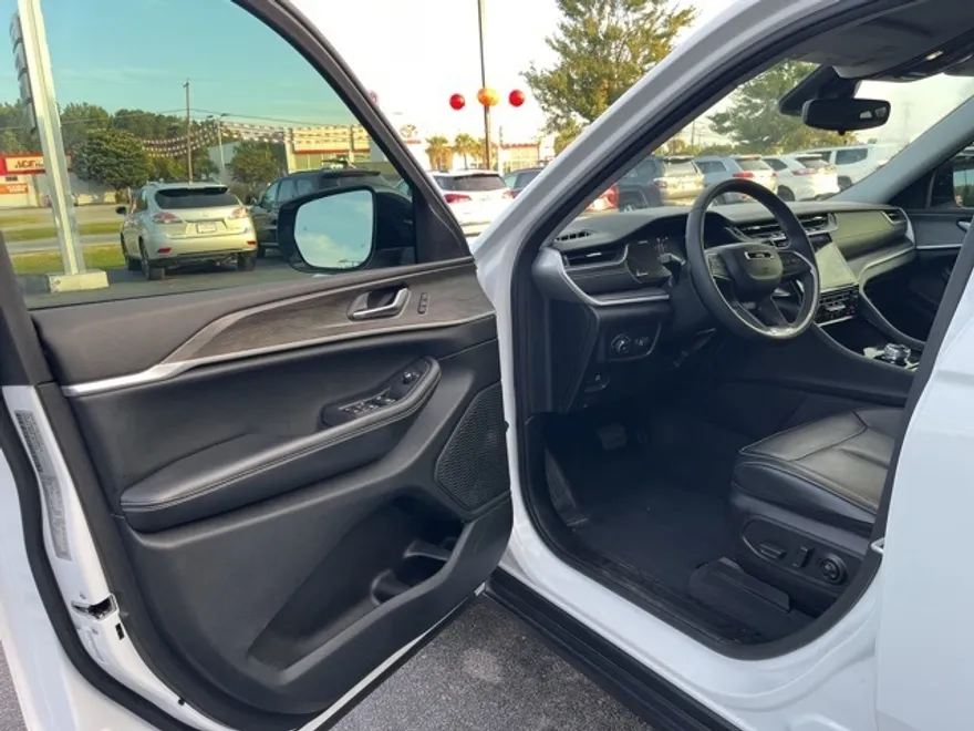 2023 Jeep Grand Cherokee Limited photo 1