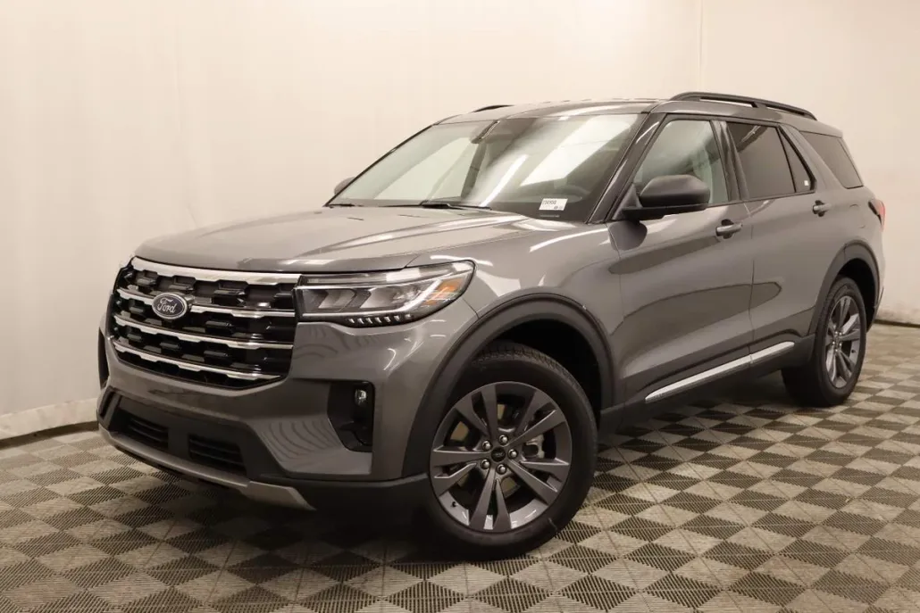 2025 Ford Explorer photo 1