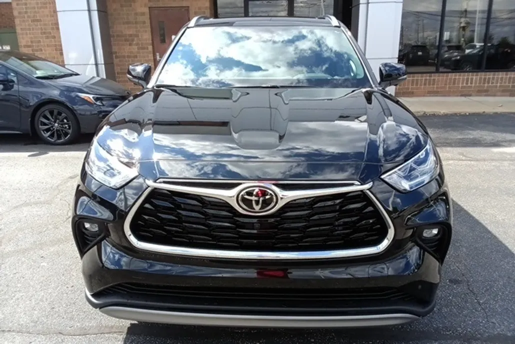 2025 Toyota Highlander Platinum photo 1