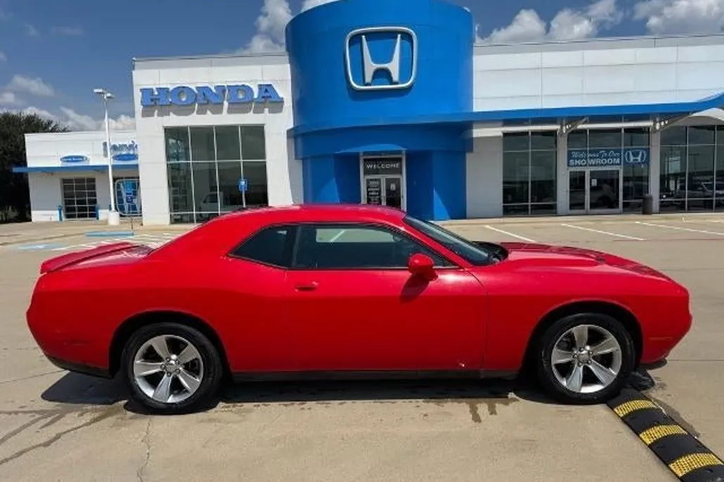 2022 Dodge Challenger SXT photo 1