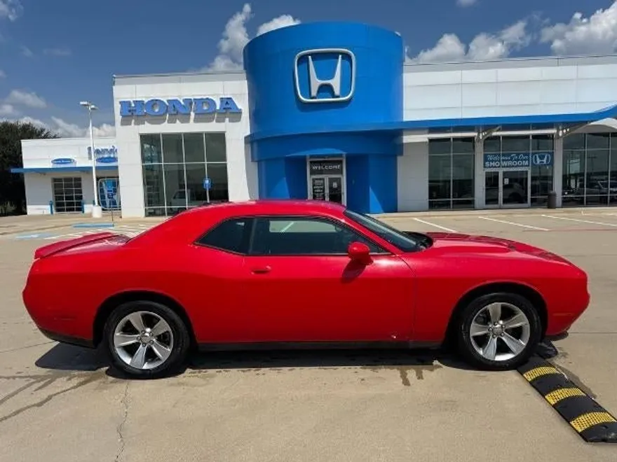 2022 Dodge Challenger SXT photo 1
