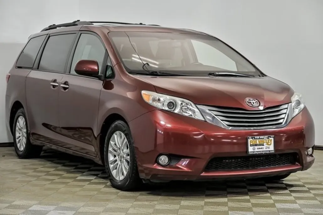2015 Toyota Sienna XLE photo 1
