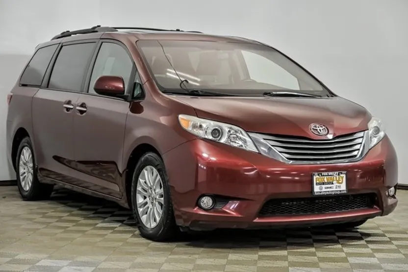 2015 Toyota Sienna XLE photo 1