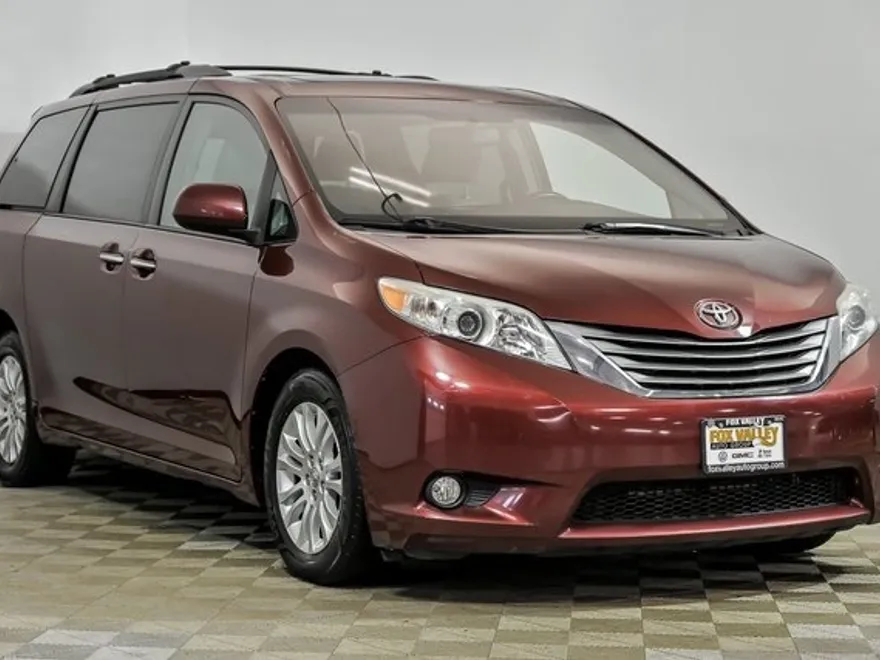 2015 Toyota Sienna XLE photo 1