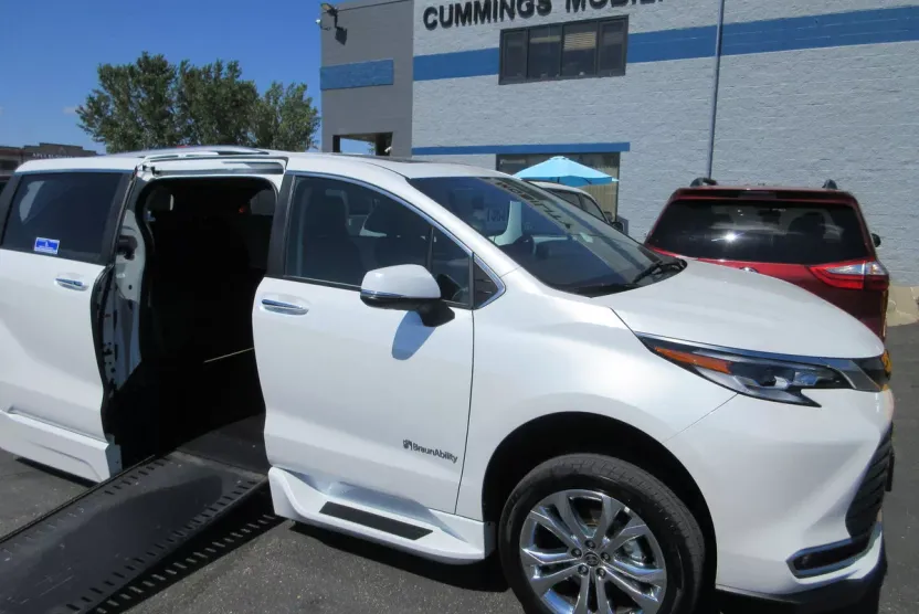 2023 Toyota Sienna Platinum photo 1