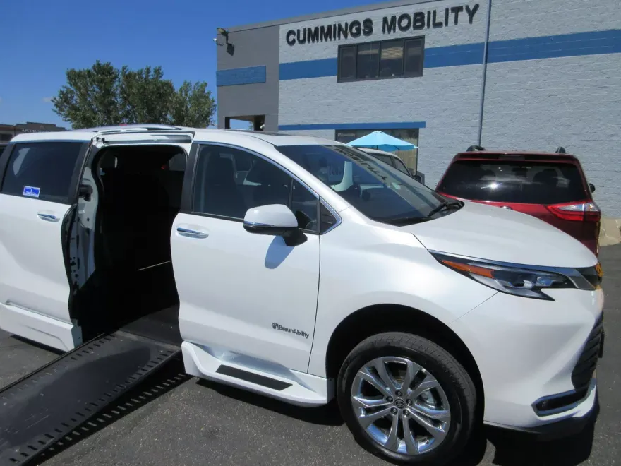2023 Toyota Sienna Platinum photo 1