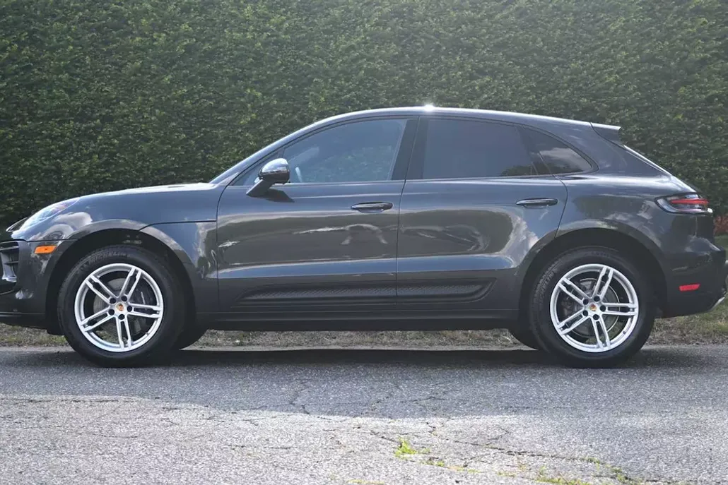 2025 Porsche Macan photo 1