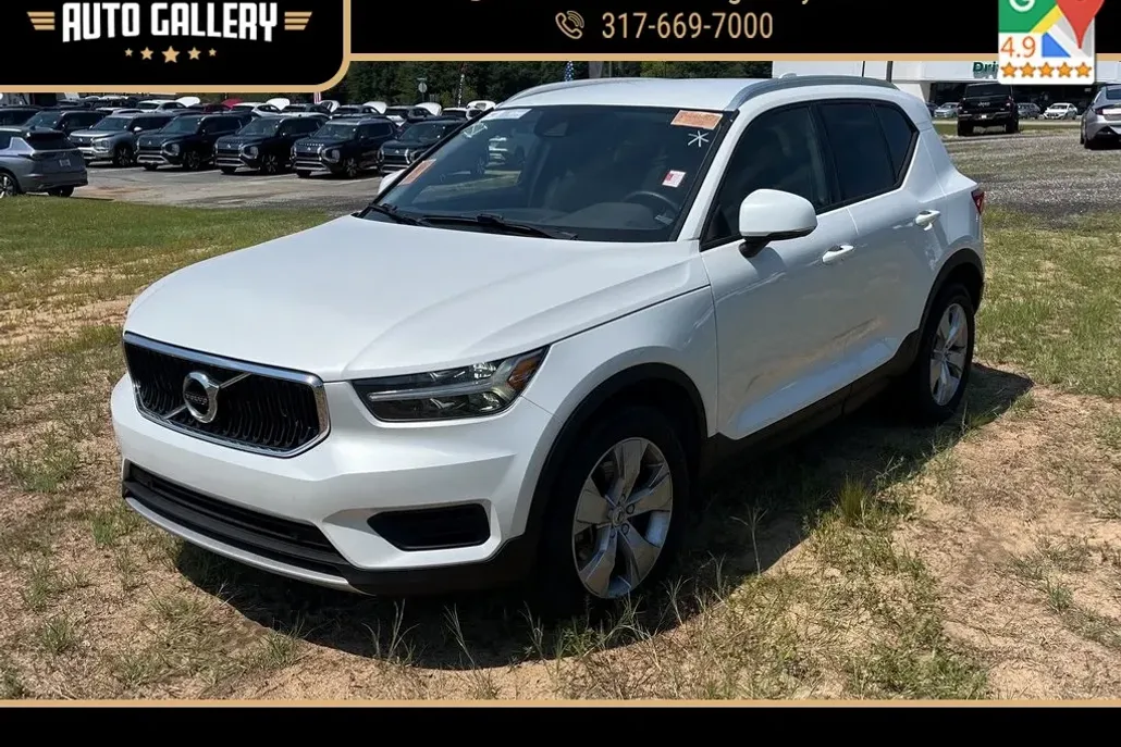 2022 Volvo XC40 Momentum photo 1