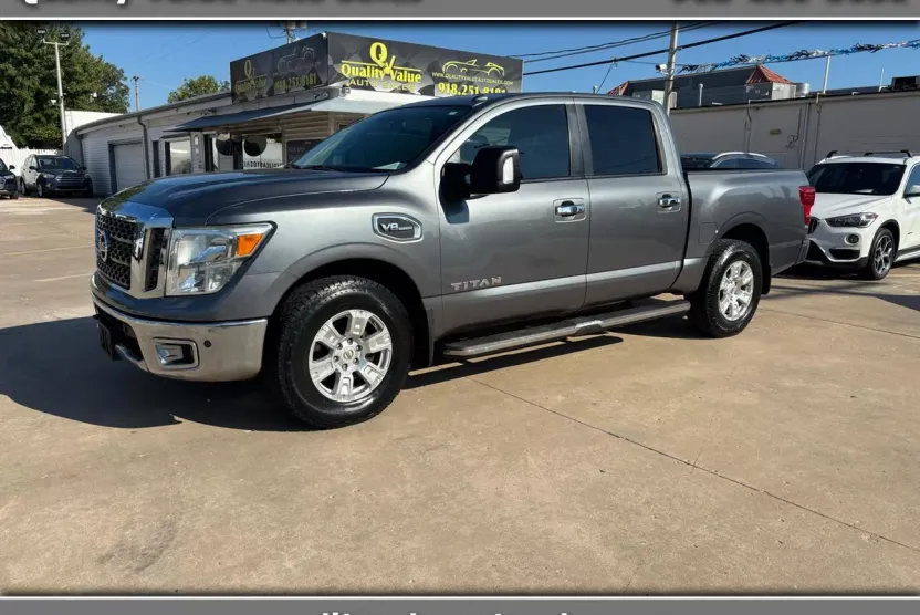 2017 Nissan Titan Crew Cab SV photo 1