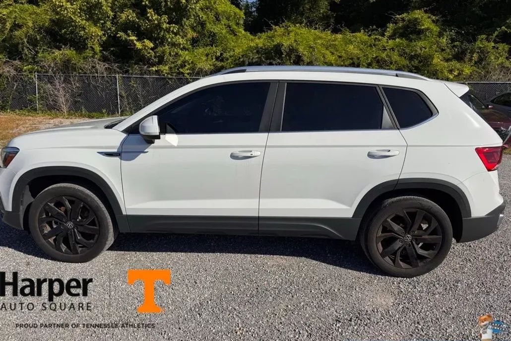 2022 Volkswagen Taos SE photo 1
