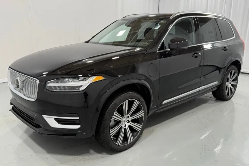 2025 Volvo XC90 T8 Plus photo 1