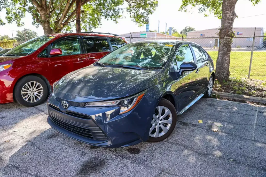2023 Toyota Corolla LE photo 1