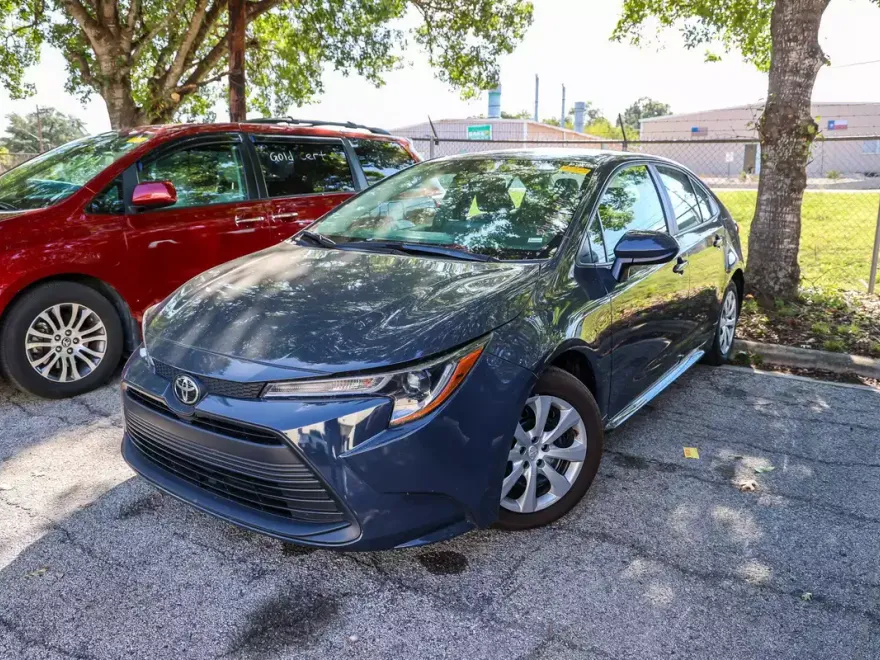 2023 Toyota Corolla LE photo 1