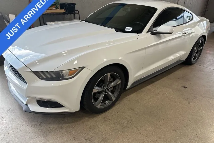 2015 Ford Mustang V6 photo 1