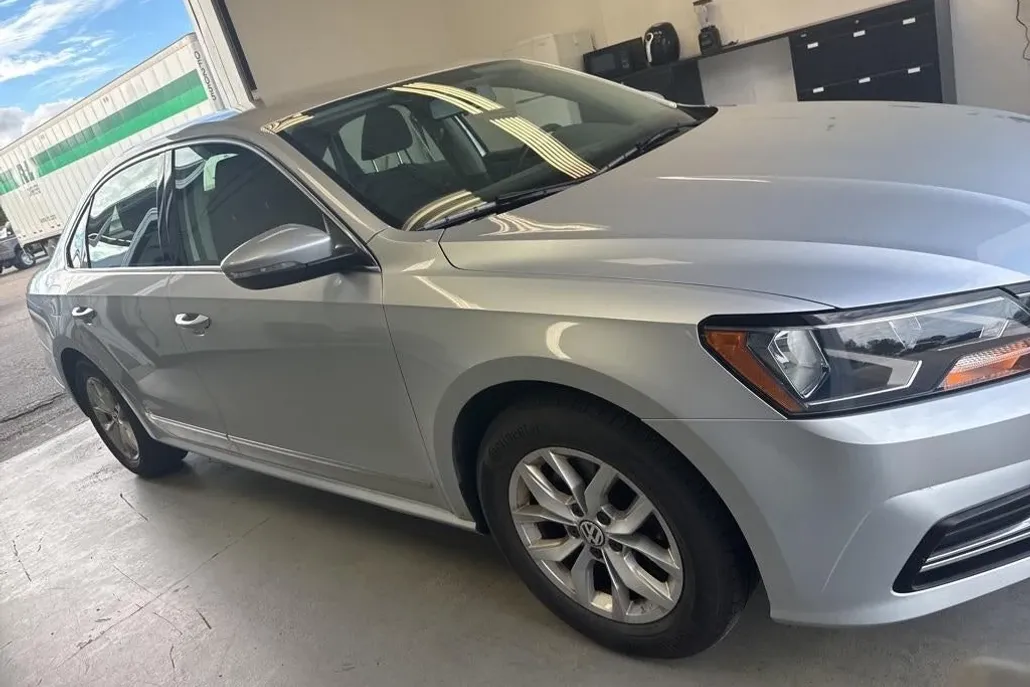 2016 Volkswagen Passat S photo 1