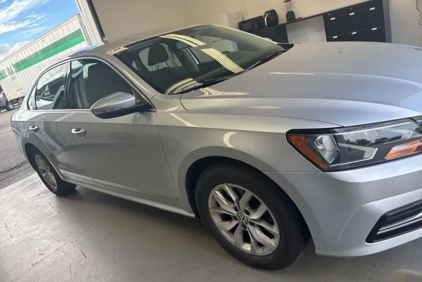2016 Volkswagen Passat S photo 1