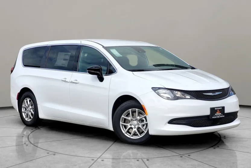 2025 Chrysler Voyager LX photo 1