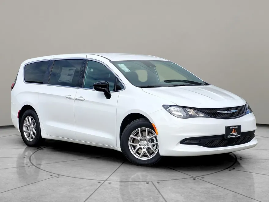 2025 Chrysler Voyager LX photo 1