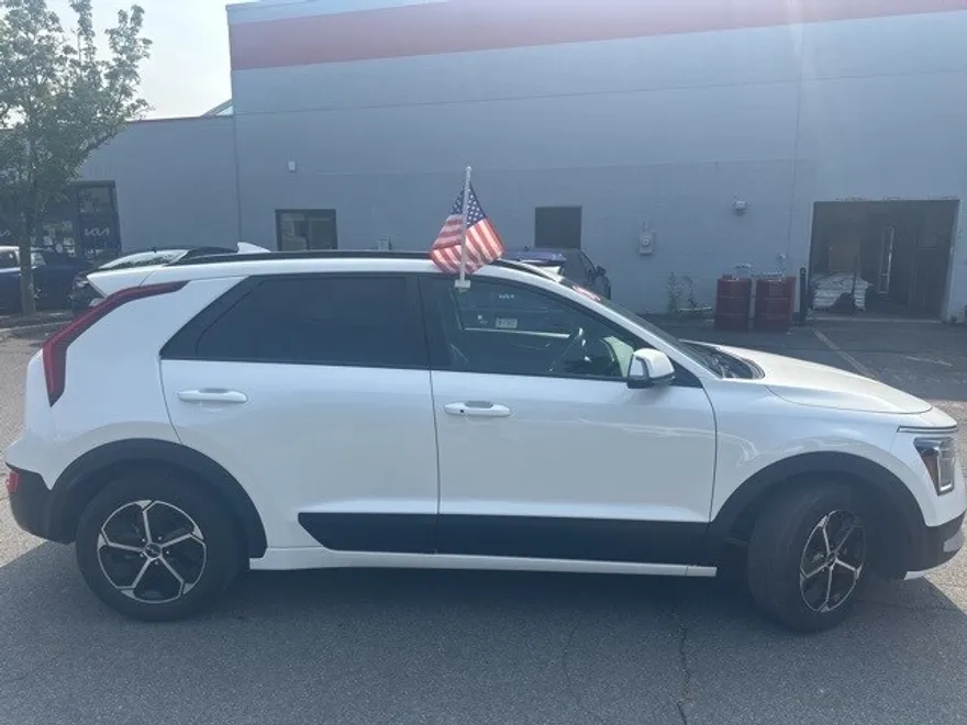 2024 Kia Niro EX photo 1
