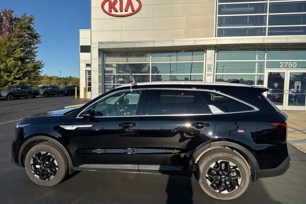 2025 Kia Sorento S photo 1