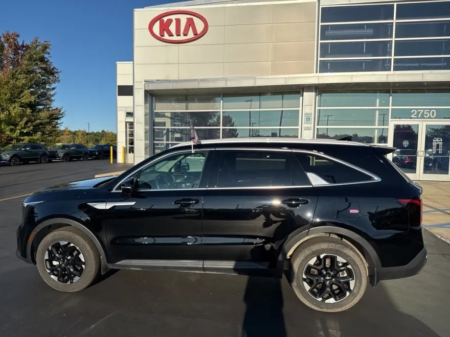 2025 Kia Sorento S photo 1
