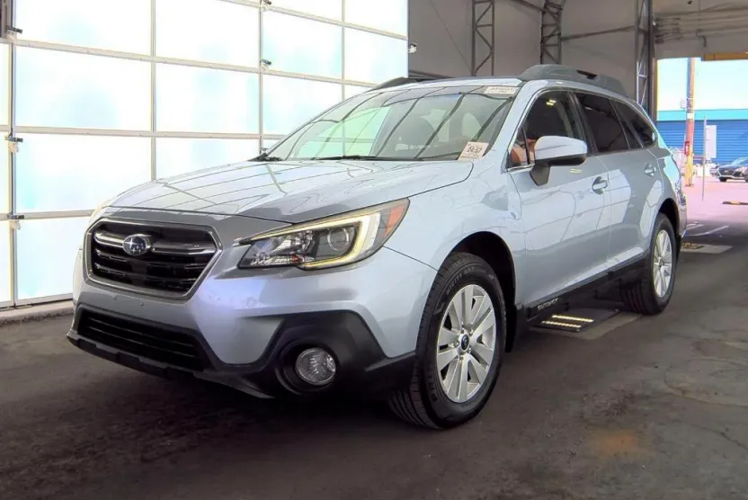 2018 Subaru Outback Premium photo 1