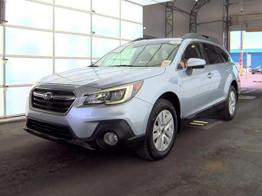 2018 Subaru Outback Premium photo 1