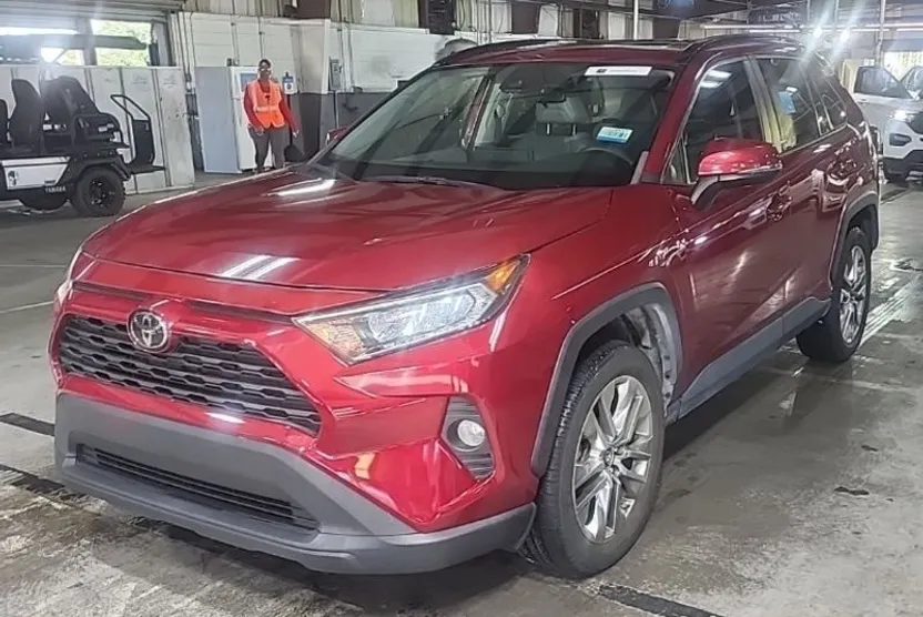 2019 Toyota RAV4 XLE Premium photo 1