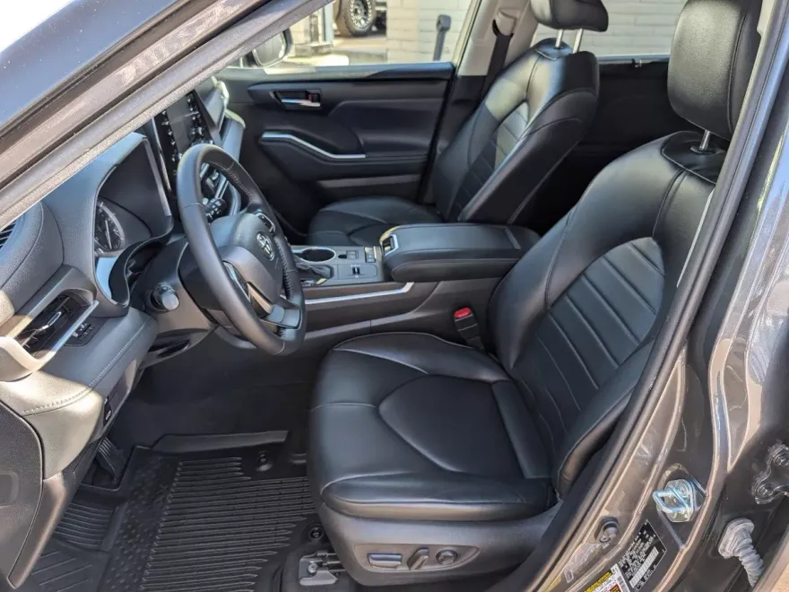 2022 Toyota Highlander XLE photo 1