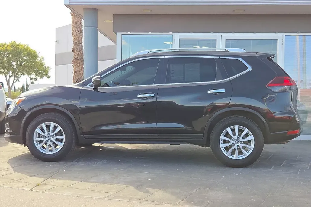 2020 Nissan Rogue SV AWD photo 1