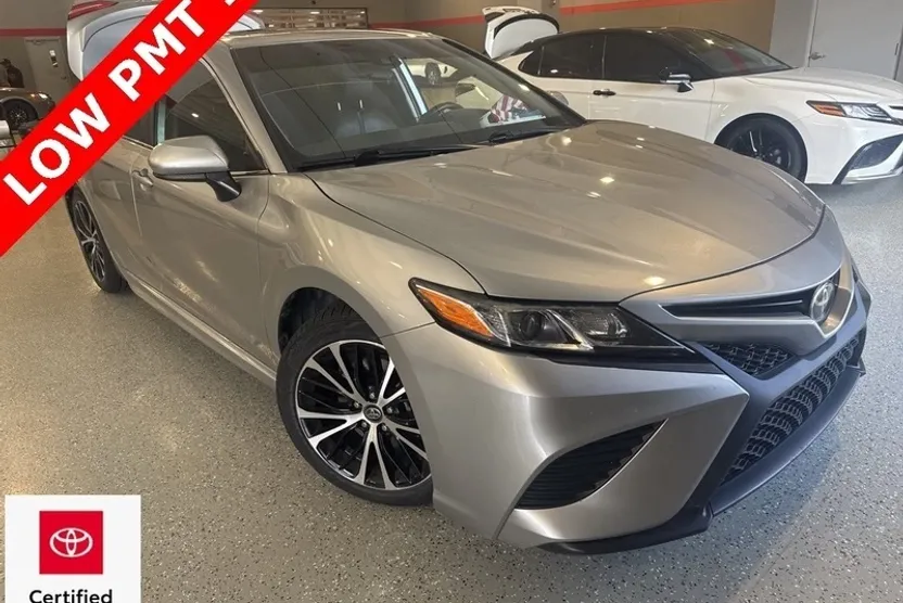 2020 Toyota Camry SE photo 1