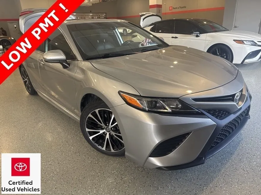 2020 Toyota Camry SE photo 1
