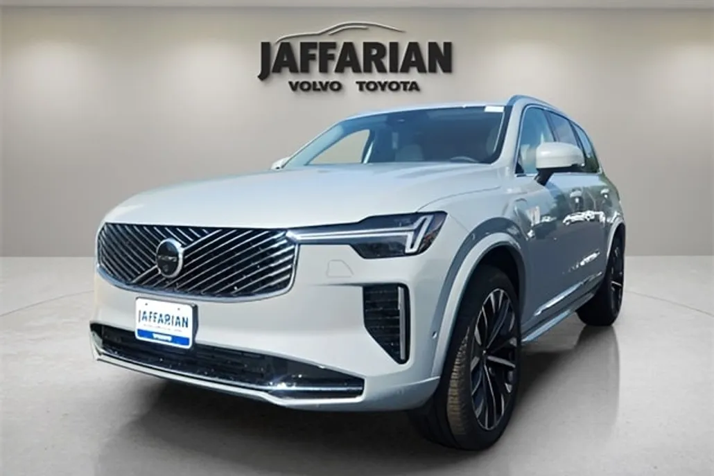 2026 Volvo XC90 T8 photo 1
