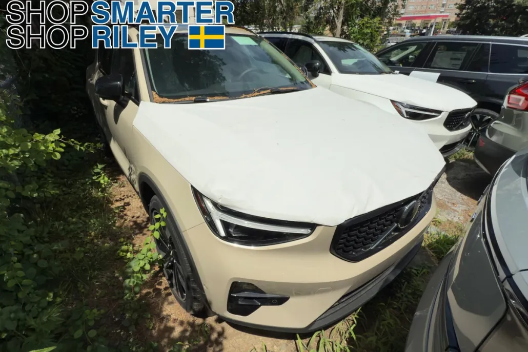 2025 Volvo XC40 photo 1