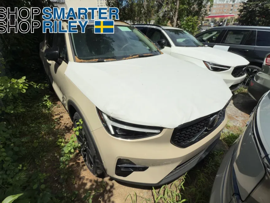 2025 Volvo XC40 photo 1