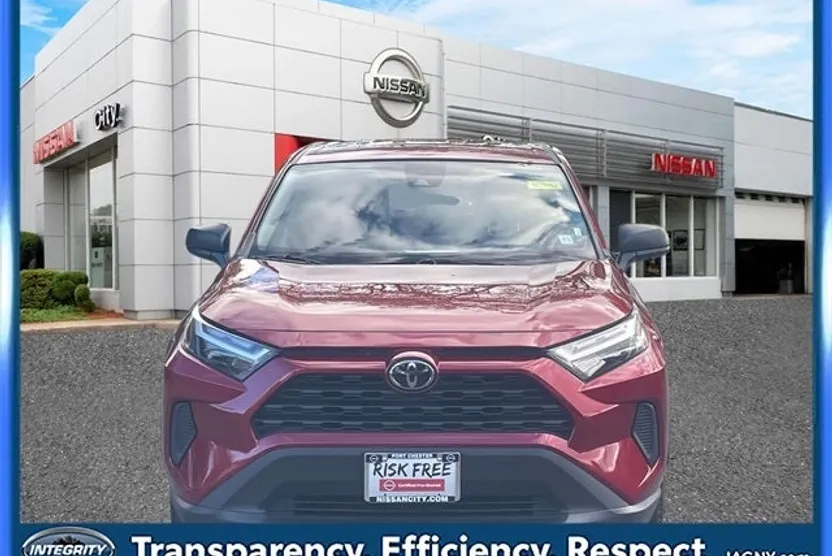 2023 Toyota RAV4 LE photo 1