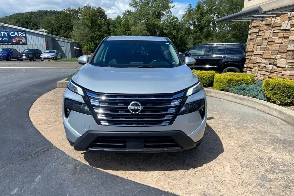 2024 Nissan Rogue SV photo 1