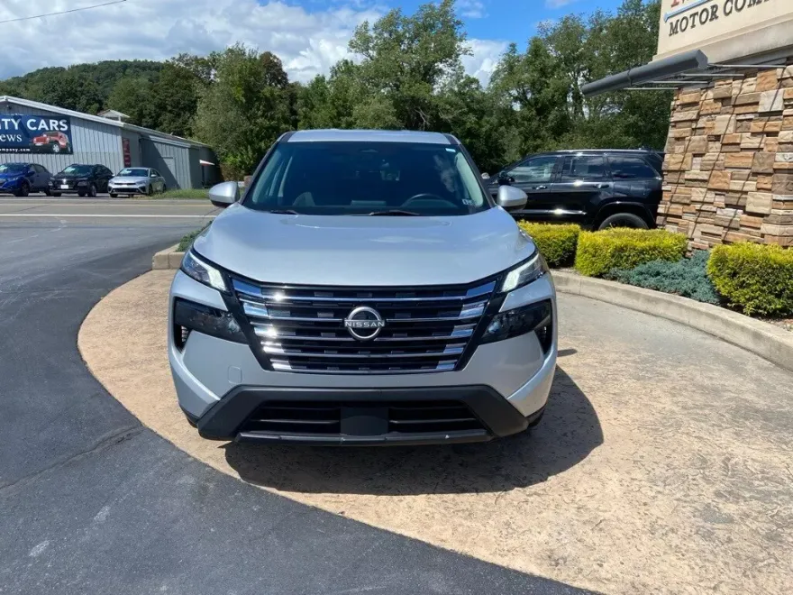 2024 Nissan Rogue SV photo 1