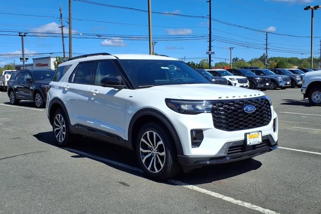 2025 Ford Explorer ST-Line photo 1