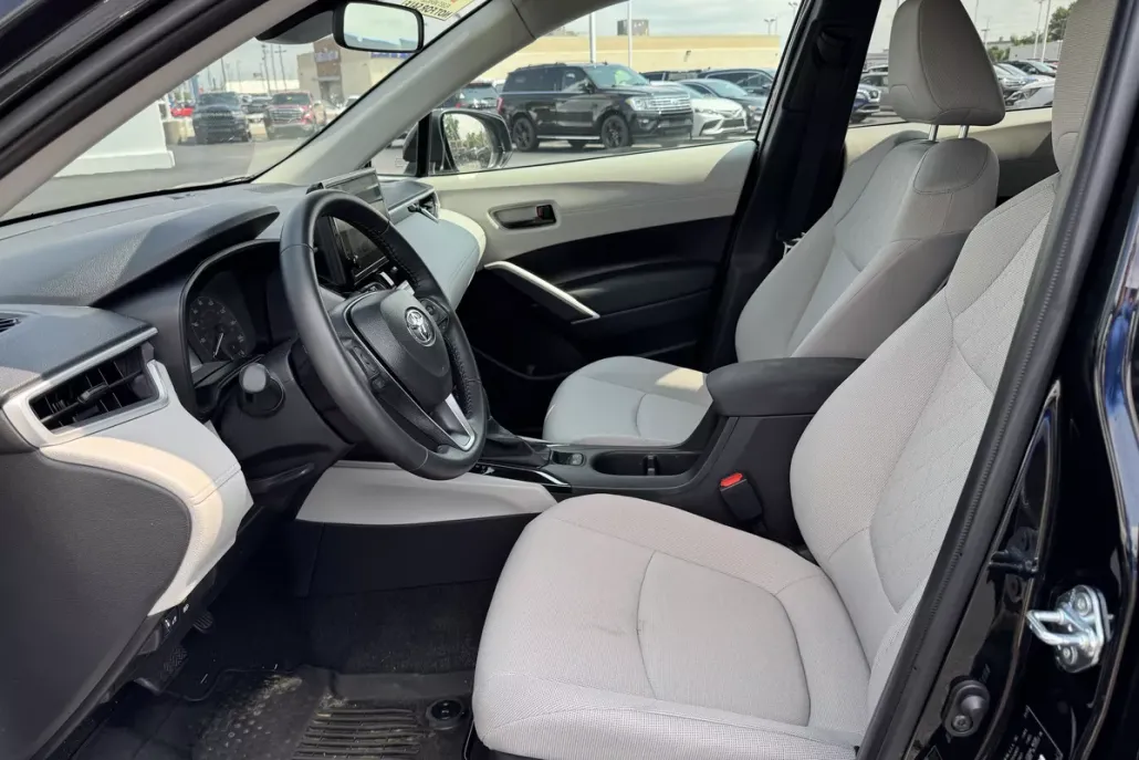 2025 Toyota Corolla Cross LE photo 1