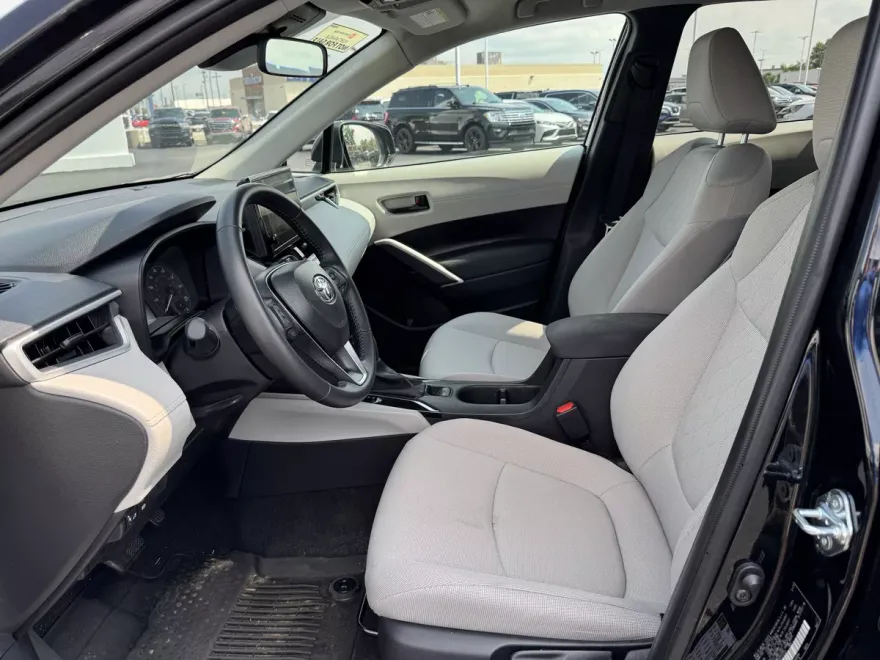 2025 Toyota Corolla Cross LE photo 1