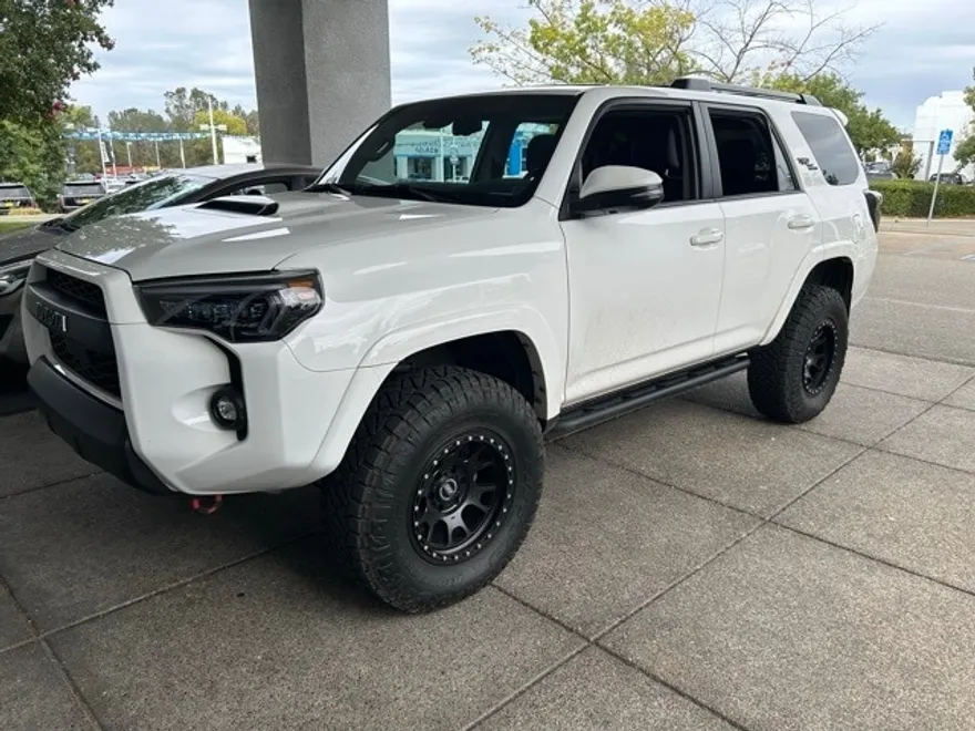 2023 Toyota 4Runner TRD Off-Road Premium photo 1