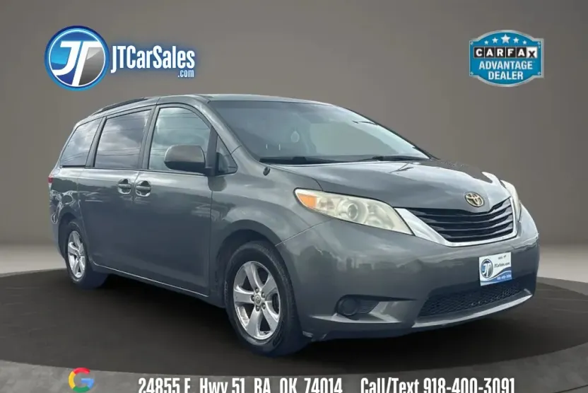 2014 Toyota Sienna LE photo 1
