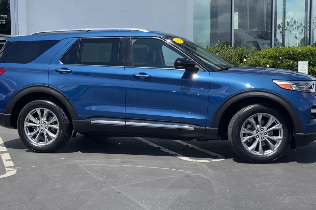 2023 Ford Explorer Limited photo 1