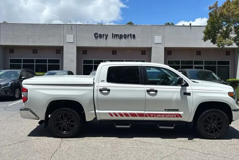 2020 Toyota Tundra CrewMax SR5 photo 1